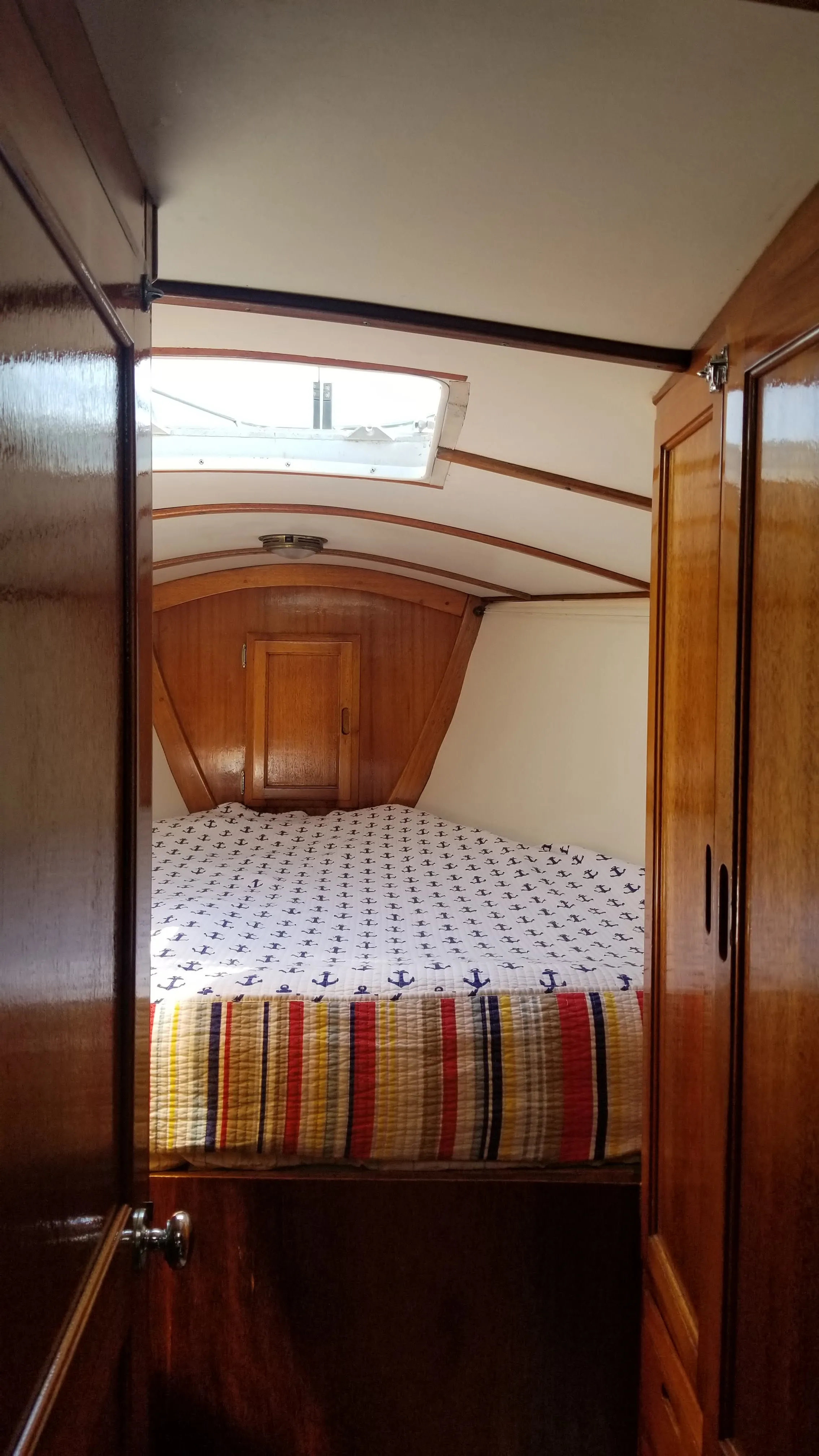 Forward cabin overhead hatch and ventilation in the V-berth