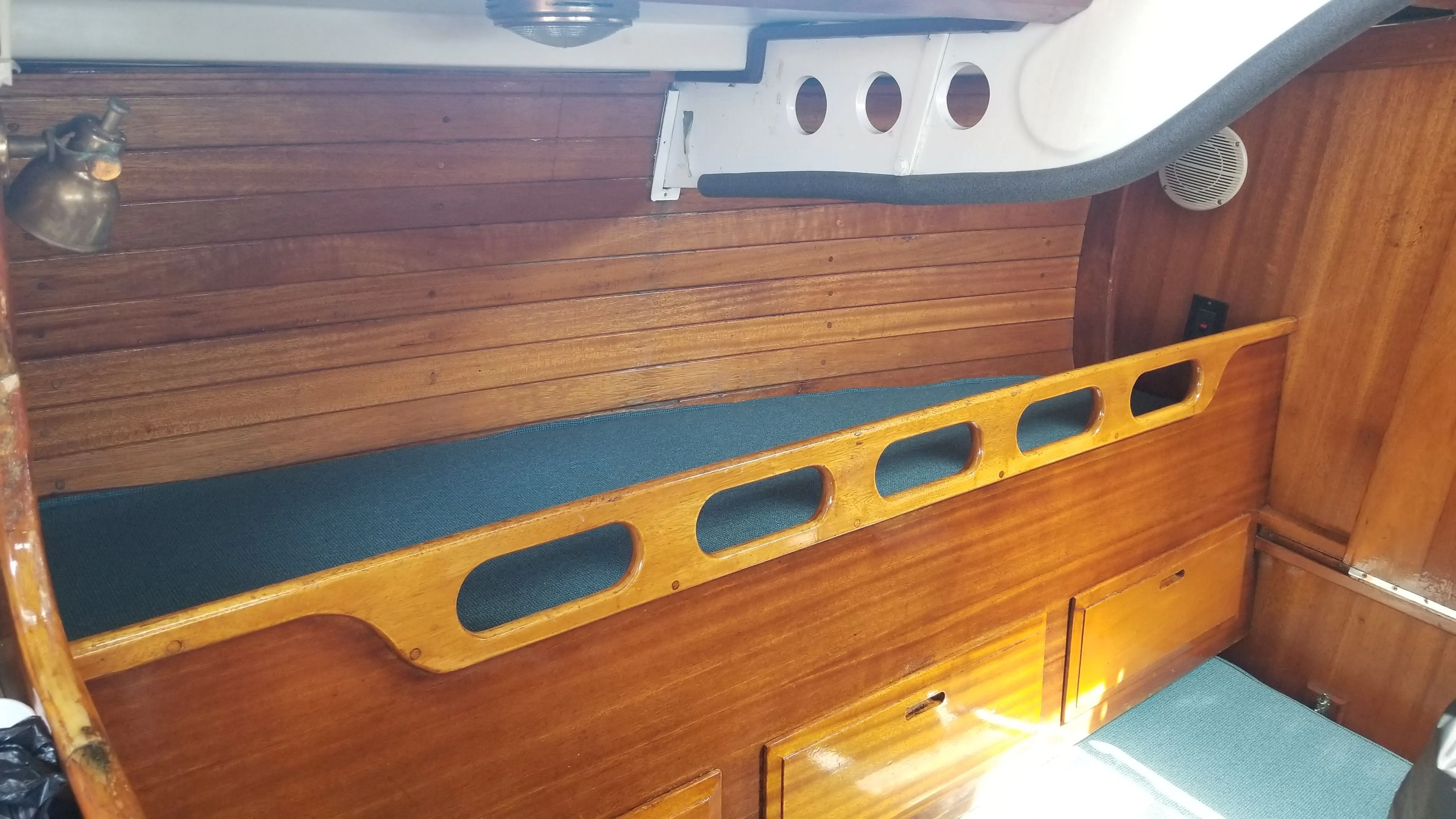 Companionway hatch and bridgedeck from the cockpit