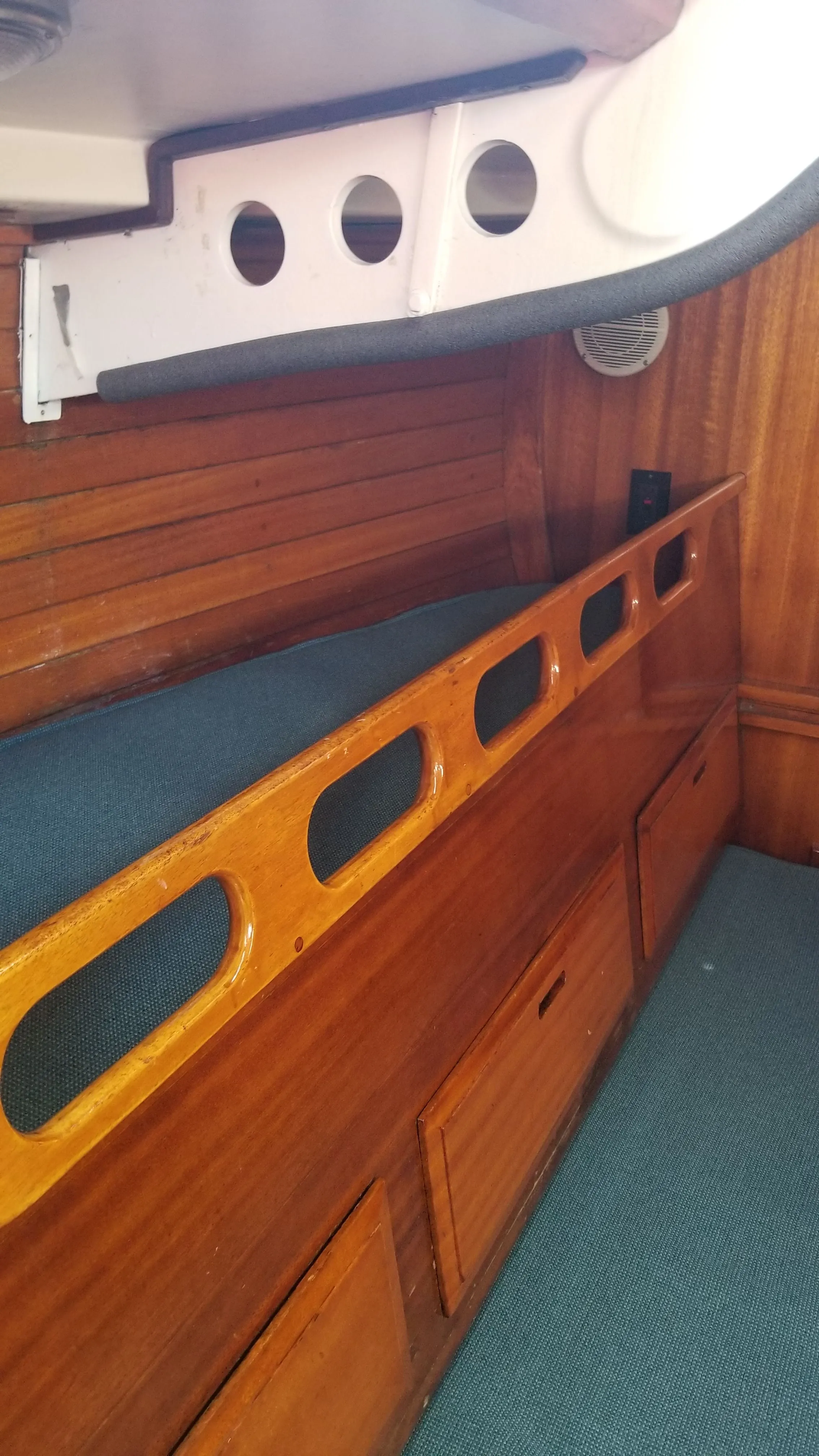 Cockpit sole and helm area with surrounding seating