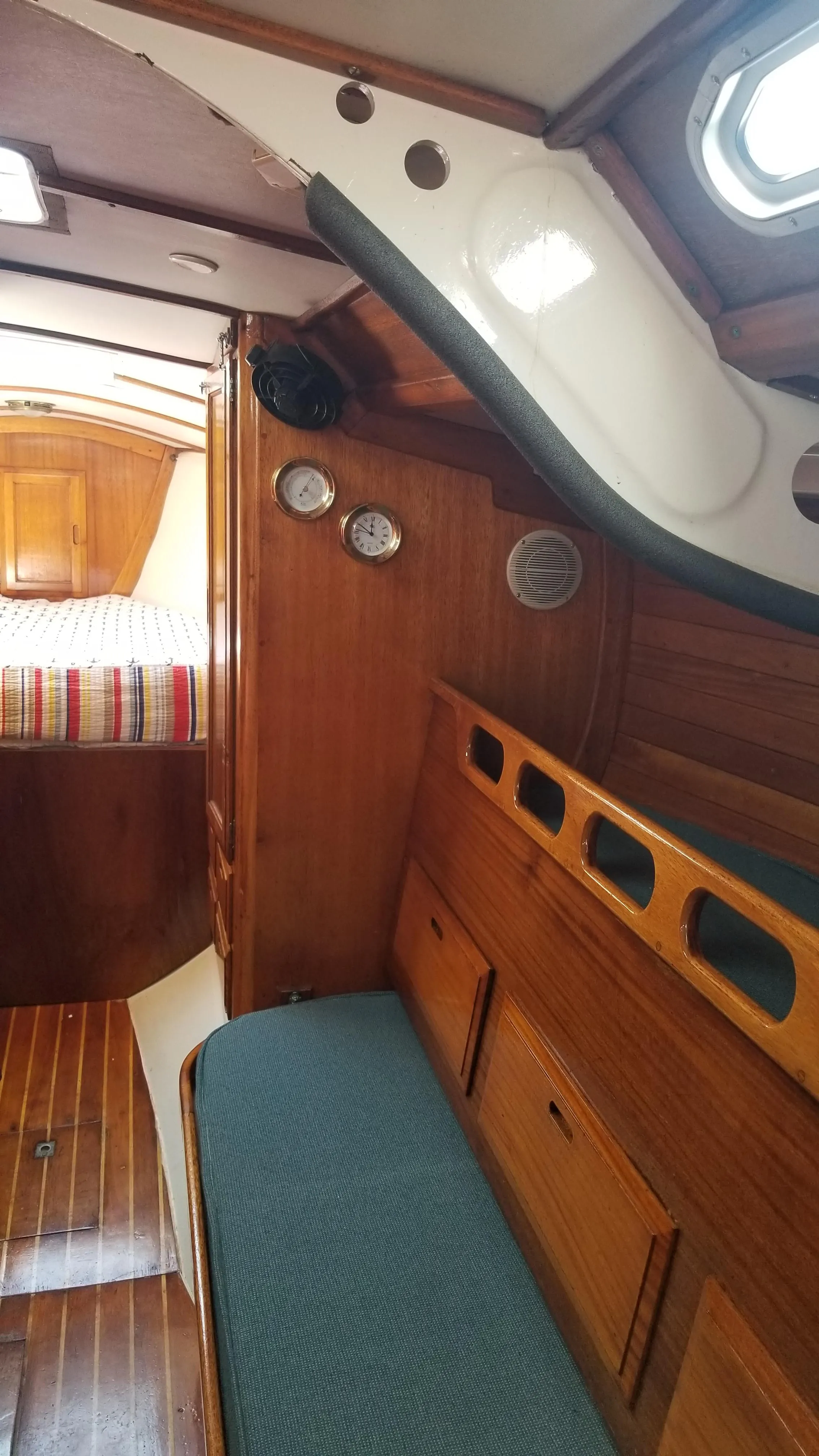 Companionway ladder and saloon threshold from inside