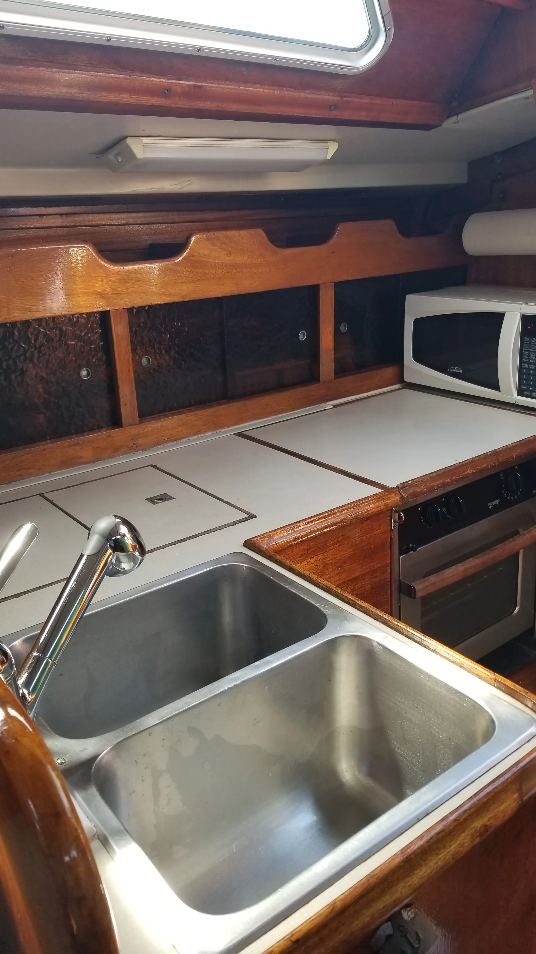 Cold box or ice chest lid and insulation detail